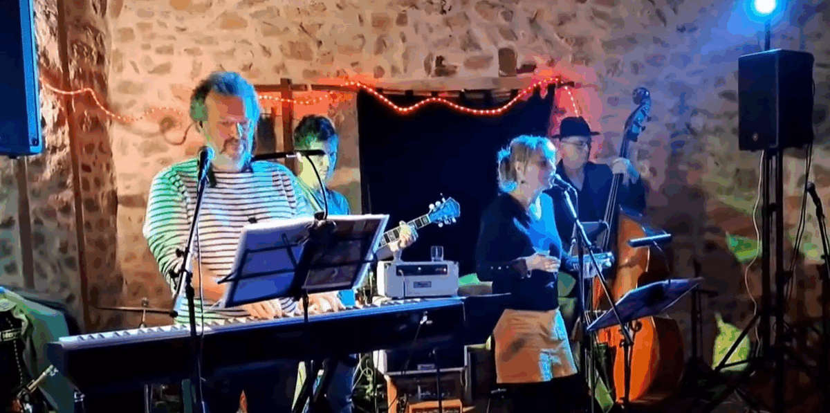 Le groupe durant le concert à Roumeygoux.