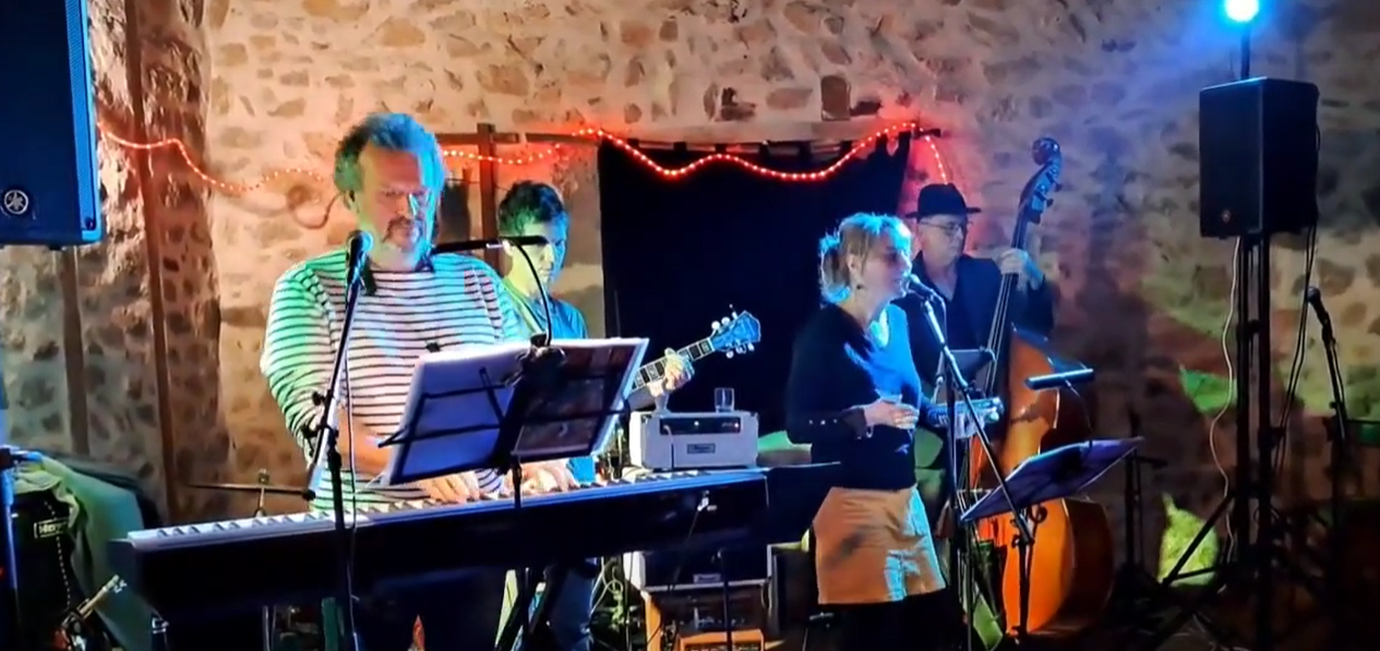 Le groupe durant le concert à Roumeygoux.