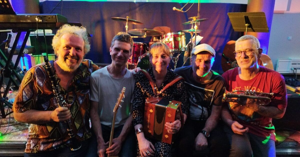 Photo du groupe pendant le concert au Centre Hélitas.
