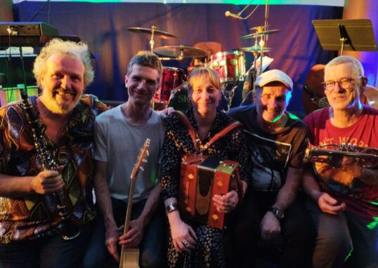 Photo du groupe pendant le concert au Centre Hélitas.