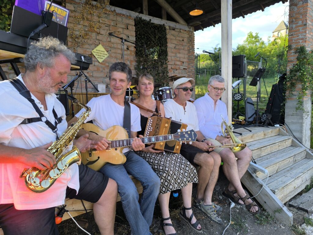 Le groupe prend la p(au)ose pendant les préparatifs.