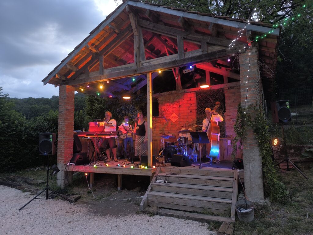 Le chalet, durant la nuit avec de jolies couleurs.
