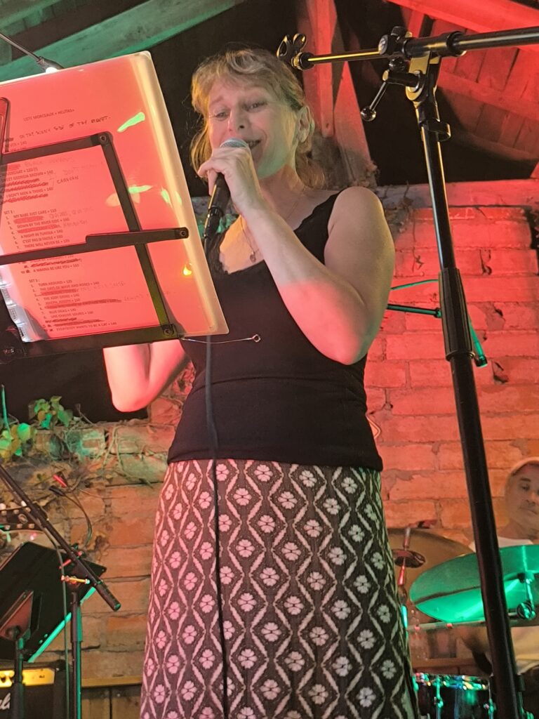 Nathalie, qui chante.