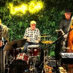 Photo des artistes pendant le concert au Levrette Café, le 31 Mai 2024, à Aurillac.
