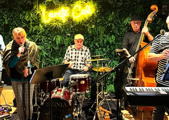 Photo des artistes pendant le concert au Levrette Café, le 31 Mai 2024, à Aurillac.