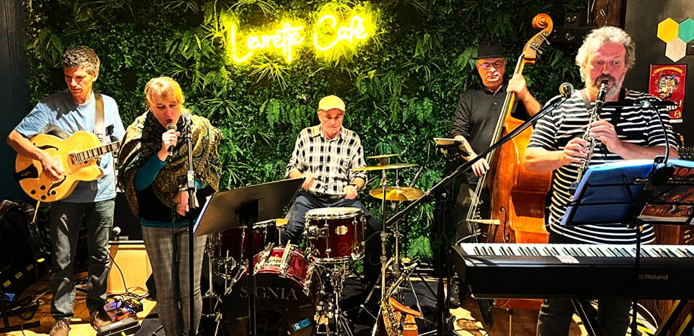 Photo des artistes pendant le concert au Levrette Café, le 31 Mai 2024, à Aurillac.
