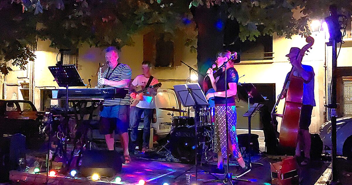 Le groupe en concert au Loupiote Café d'Aurillac en 2024.