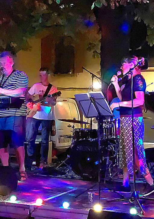 Le groupe en concert au Loupiote Café d'Aurillac en 2024.
