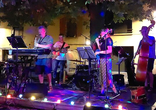Le groupe en concert au Loupiote Café d'Aurillac en 2024.
